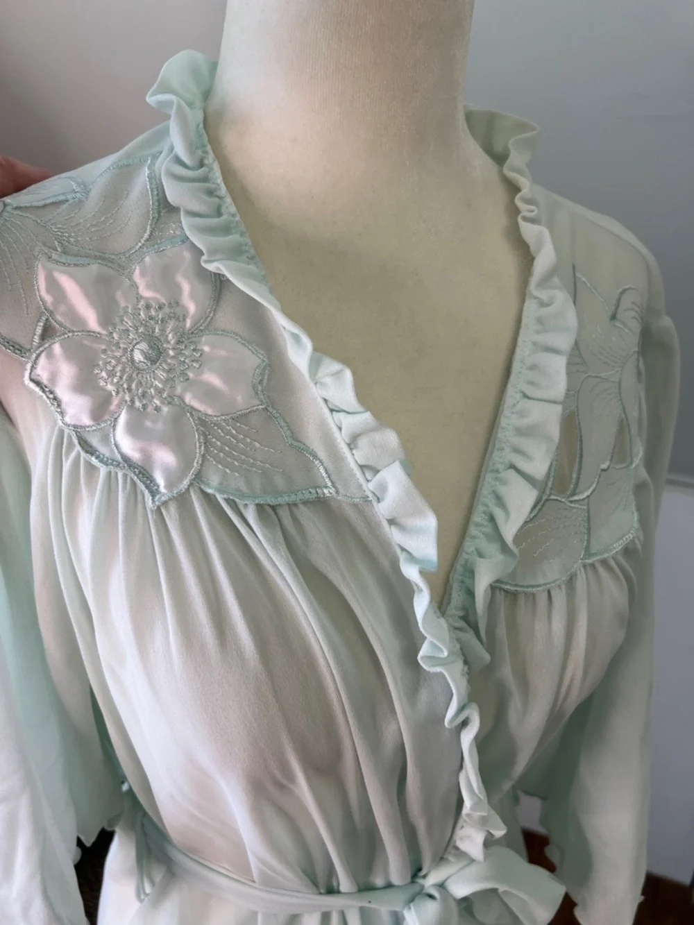 Vintage 1980s Miss Elaine Robe Pale Blue Floral Embroidered Ruffle nylon robe - Picture 5 of 7